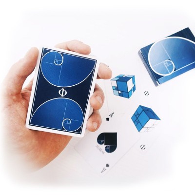 Aureas by Hyde jugando a las cartas