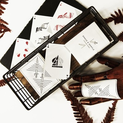 Grace & Gentle jugando a las cartas