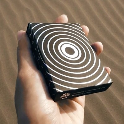 Eco jugando a las cartas