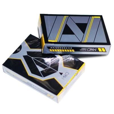 Mako Silversurfer de Gemini jugando a las cartas